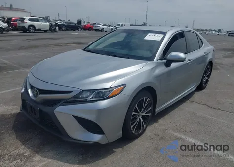 2018 Toyota Camry L/Le/Xle/Se/Xse z USA, uszkodzony, nr VIN 4T1B11HK2JU066072